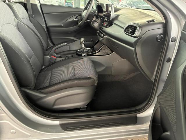 Hyundai i30 Kombi Comfort 1.5 GDi / LED Navi PDC V&H + Kamera Tempomat Carplay Alu 16" 