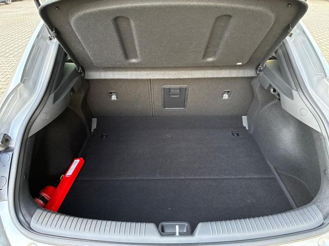 Hyundai i30 Fastback N-Line 1.5 T-GDI 7-DCT / ACC Sitz + Lenkradheizung LED PDC V&H Kamera Alu 18" 