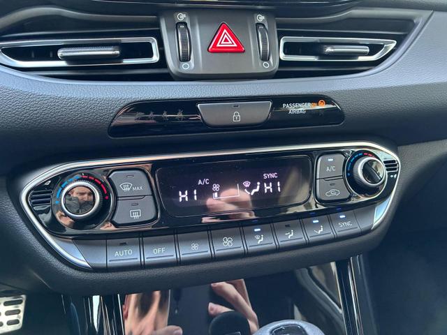 Hyundai i30 Fastback N-Line 1.5 T-GDI 7-DCT / ACC Sitz + Lenkradheizung LED PDC V&H Kamera Alu 18" 