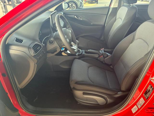 Hyundai i30 Kombi Comfort 1.5 GDI 95PS 6MT Navi / PDC V&H. m. Kamera LED Nebel 