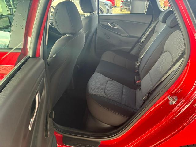 Hyundai i30 Kombi Comfort 1.5 GDI 95PS 6MT Navi / PDC V&H. m. Kamera LED Nebel 