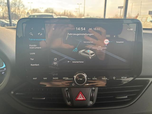 Hyundai i30 Kombi Comfort 1.5 GDI 95PS 6MT Navi / PDC V&H. m. Kamera LED Nebel 