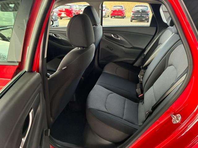 Hyundai i30 Kombi Style 1.5 T-GDI mHEV 140PS 6MT / PDC V. & H. m. Kamera LED Navi Alu 16 