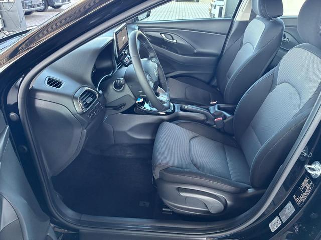 Hyundai i30 Kombi Comfort 1.5 GDI 95PS 6MT Navi / PDC V&H. m. Kamera LED Nebel 15'' LM 