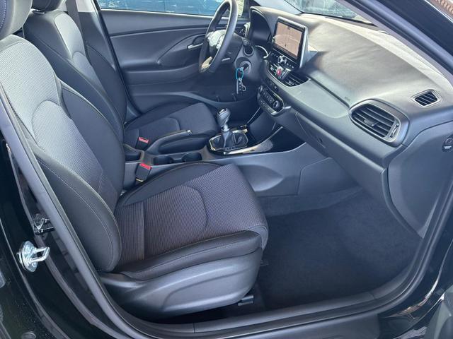 Hyundai i30 Kombi Comfort 1.5 GDI 95PS 6MT Navi / PDC V&H. m. Kamera LED Nebel 15'' LM 