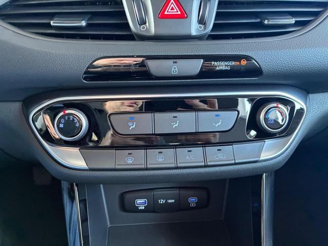 Hyundai i30 Kombi Comfort 1.5 GDI 95PS 6MT Navi / PDC V&H. m. Kamera LED Nebel 15'' LM 