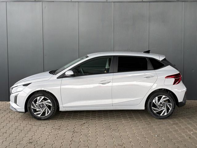 Hyundai i20 Pure 1.2 MPI / Navi PDC Hinten + Kamera Abgedunkelte Scheiben Tempomat Alu 16" 