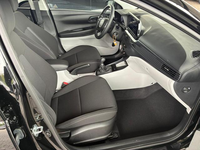 Hyundai i20 Pure 1.2 MPI / Navi PDC Hinten + Kamera Abgedunkelte Scheiben Tempomat Alu 16" 