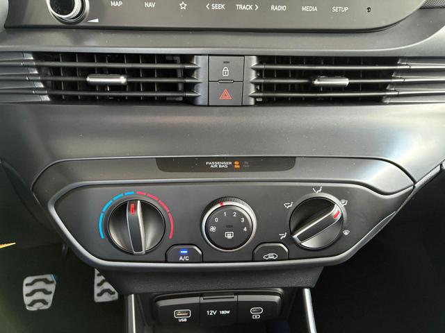 Hyundai BAYON Blackline 6MT / PDC m. Kamera Sitz & Lenkr.Heiz./ LED Privasy Alu 16" 