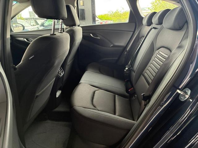 Hyundai i30 Kombi Comfort 1.5 GDI / Navi Tempomat Shz Vorne + Lenkrad heizung LED ALU 16'' 