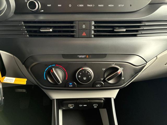 Hyundai i20 Pure 1.2 MPI / Navi PDC Hinten + Kamera Abgedunkelte Scheiben Tempomat Alu 16" 