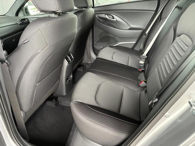 Hyundai i30 Kombi Comfort Plus 1.0 TGDI DCT / Navi Sitz + Lenkradheizung PDC V&H Kamera LED Alu 17" 