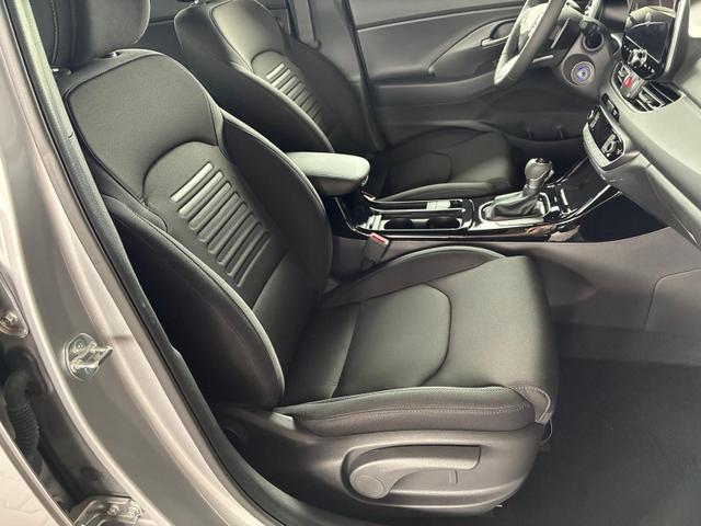 Hyundai i30 Kombi Comfort Plus 1.0 TGDI DCT / Navi Sitz + Lenkradheizung PDC V&H Kamera LED Alu 17" 