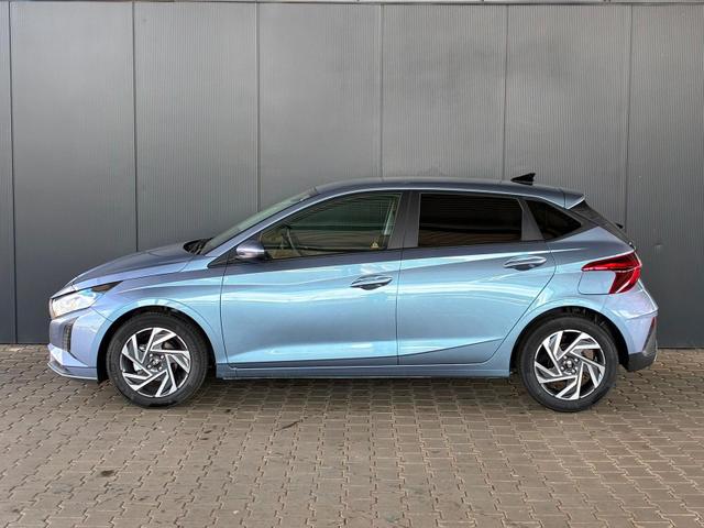 Hyundai i20 Pure 1.2 MPI / Navi PDC Hinten + Kamera Abgedunkelte Scheiben Tempomat Alu 16" 