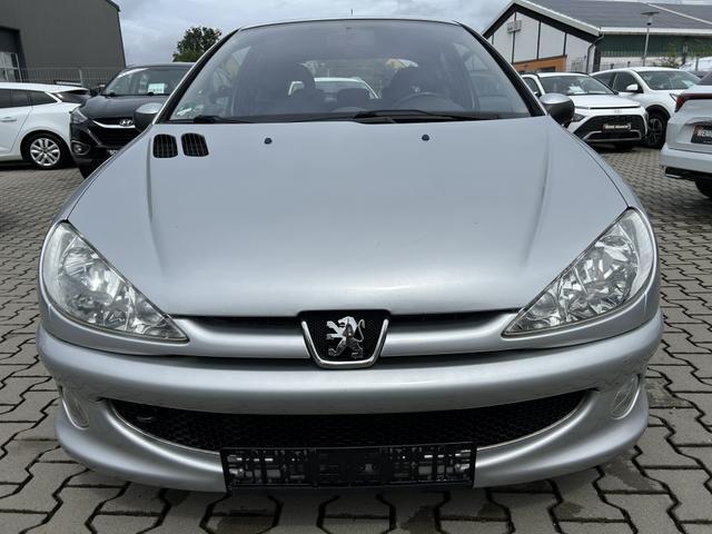 Peugeot 206 Quiksilver 1.6 16V Quiksilver*STEUERGER&Auml;T DEFEKT*VERGLASUNG GET&Ouml;NT*SEITENSPIEGEL ELEKTR.VERSTELLBAR*BLINKLEUCHTE SEITLICH*SCHUTZLEISTEN*SPORTSITZE VORNE*KLIMAAUTOMATIK*SERVOLENKUNG*WEGFAHRSPERRE*ABS*CD-PLAYET*5 GANG*ESP*NEBELSCHEINWERFER* 