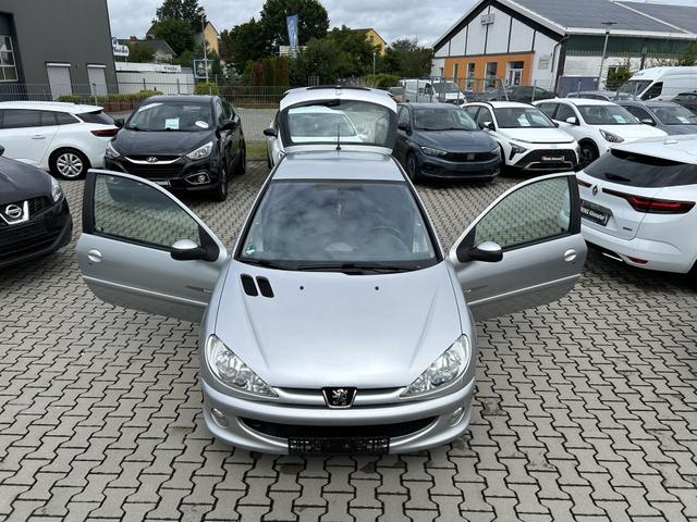 Peugeot 206 Quiksilver 1.6 16V Quiksilver*STEUERGER&Auml;T DEFEKT*VERGLASUNG GET&Ouml;NT*SEITENSPIEGEL ELEKTR.VERSTELLBAR*BLINKLEUCHTE SEITLICH*SCHUTZLEISTEN*SPORTSITZE VORNE*KLIMAAUTOMATIK*SERVOLENKUNG*WEGFAHRSPERRE*ABS*CD-PLAYET*5 GANG*ESP*NEBELSCHEINWERFER* 