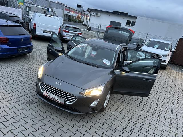 Ford Focus Turnier 1.5 EcoBlue Cool&Connect S/S*GARANTIE*START/STOP AUTOMATIK*USB*6 GANG*NAVIGATION*ABS*LENRAD LEDER*MULTIFUNKTIONSLENKRAD*SERVOLENKUNG ELEKTR*SCHEINWERFER-ASSISTENT MIT TAG-/NACHTSENSOR*ASR*AD-BLUE*NOTBREMS-ASSISTENT*DACHRELING ALUMINIUM*BERGANFAHR-AS 