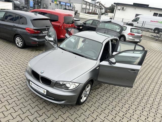 BMW 1er - 118 i Euro 5*SCHALTGETRIEBE*START/STOP ANLAGE*SITZHEIZUNG*MULTIFUNKTIONSLENKRAD*TEMPOMAT*PARKSENSOR HINTEN*AUX-IN*AU&szlig;ENSPIEGEL ELEKTR.VERSTELLBAR*BORDCOMPUTER*DSC*6 GANG*REIFENDRUCK-KONTROLLSYSTEM*KLIMAAUTOMATIK*NAVIGATION*START/STOP ANLAGE*CD-PLAY 