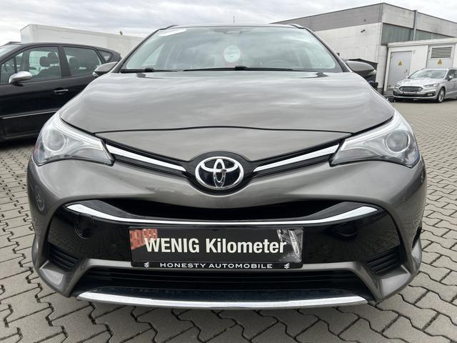 Toyota Avensis Combi 1.8 VVT-i Edition S+*GARANTIE*SITZHEIZUNG*8XREIFEN*MULTIFUNKTIONSLENKRAD*R&Uuml;CKFAHRKAMERA*TEMPOMAT*SPURHALTEASSISTENT*KLIMAAUTOMATIK*6 GANG*NAVIGATION*SCHECKHEFTGEPFLEGT BEI TOYOTA*PARKSENSOREN V+H*ELEKTR.AU&szlig;ENSPIEGEL*ABS*COMFORT-PAKET-PLUS* 