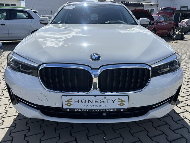 BMW 5er Touring - 530 d Mild Hybrid xDrive*VOLLAUSSTATTUNG*BUSINESS-PAKET*PARKBREMSE ELEKR*APPLE-CAR-PLAY*ANDROID-AUTO*AUTOMATIK*GARANTIE*8XREIFEN*MULTIFUNKTIONSLENKRAD*AUTO-HOLD*NAVIGATION*R&Uuml;CKFAHRKAMERA*SITZHEIZUNG*ALLRAD*DAT SCHWACKE*UNFALLFREI*ABS*DTC*DSC* 