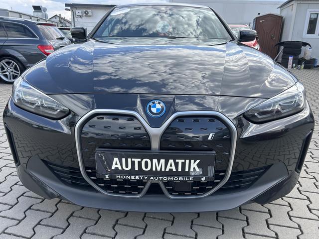 BMW i4 - 40 e*ANH&Auml;NGERKUPPLUNG*ELEKTRO BATTERIE GESUNDHEITSZUSTAND 96,0%*AUTOMATIK*NAVIGATION*GARANTIE*SITZHEIZUNG*ELEKTR. SITZE*R&Uuml;CKFAHRKAMERA*SEITENAIRBAG VORNE*SCHEINWERFER LED*WEGFAHRSPERRE*START/STOP ANLAGE (FUNKTION*SPORTSITZE VORNE*DAB*DSC*SERIEN-FAH 