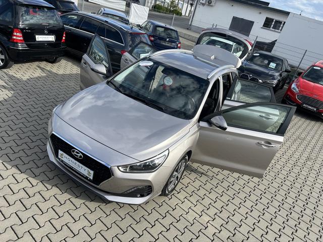 Hyundai i30 Kombi 1.6 CRDi Trend*R&Uuml;CKFAHRKAMERA*SITZHEIZUNG*LENKRAD BEHEIZBAR*START/STOP AUTOMATIK*TAGFAHRLICHT LED*NAVIGATION-PAKET*ABS*ESC*USB*AUX-IN*SERVOLENKUNG*DACHSPOILER*BREMSASSISTENT*SEITENAIRBAG VORN*PARKSENSOR HINTEN*NEBELSCHEINWEFER*DAB+ABBIEGELICHT* 