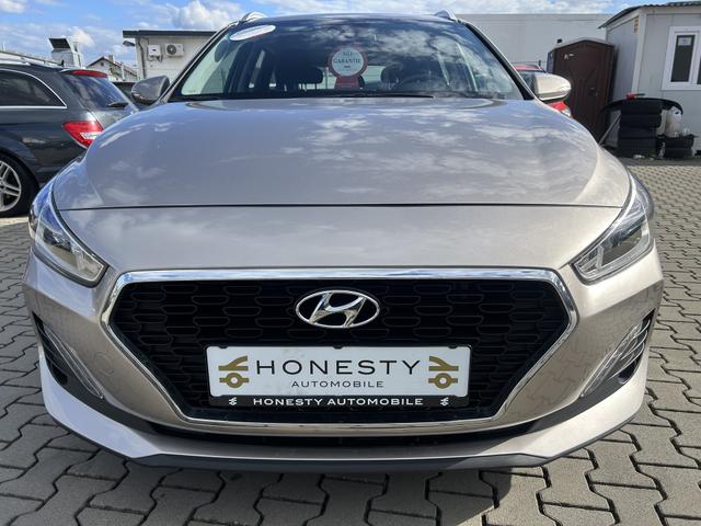 Hyundai i30 Kombi 1.6 CRDi Trend*R&Uuml;CKFAHRKAMERA*SITZHEIZUNG*LENKRAD BEHEIZBAR*START/STOP AUTOMATIK*TAGFAHRLICHT LED*NAVIGATION-PAKET*ABS*ESC*USB*AUX-IN*SERVOLENKUNG*DACHSPOILER*BREMSASSISTENT*SEITENAIRBAG VORN*PARKSENSOR HINTEN*NEBELSCHEINWEFER*DAB+ABBIEGELICHT* 