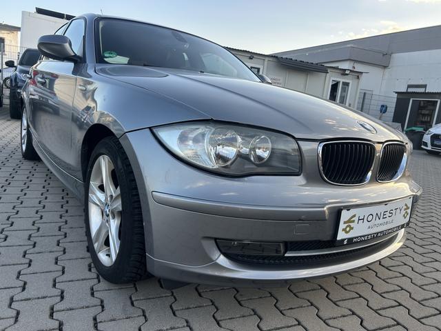 BMW 1er - - 118 i Euro 5*ZSteuerkettensatz inkl. NW Versteller NEU*WISCHERPLATT NEZ&Uuml;NDKERZEN NEU*START/STOP ANLAGE*SITZHEIZUNG*MULTIFUNKTIONSLENKRAD*TEMPOMAT*PARKSENSOR HINTEN*AUX-IN*AU&szlig;ENSPIEGEL ELEKTR.VERSTELLBAR*BORDCOMPUTER*DSC*6 GANG**KLIMAAUTOMATIK*NEU*