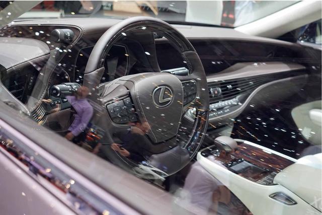 Lexus LS
