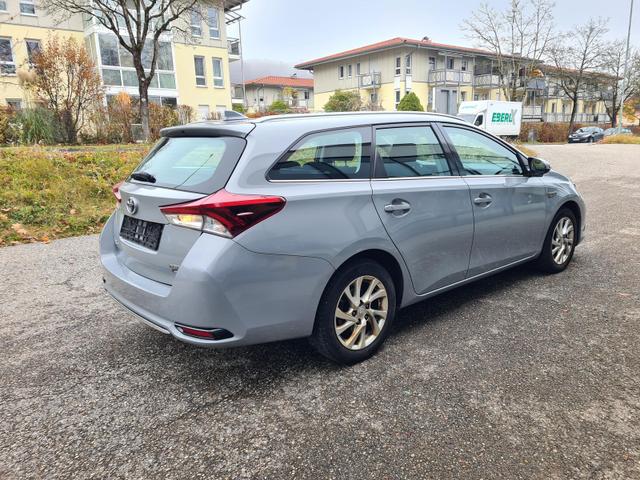 Toyota Auris Touring Sports Hybrid Team D 