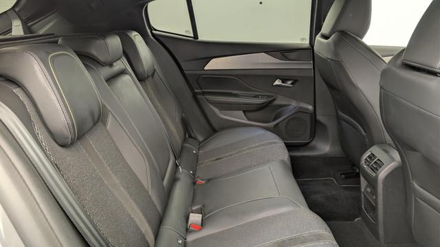 Peugeot 408 Hybrid 145 e-DCS6 GT 