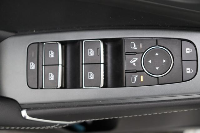 Nissan Qashqai N-Connecta Winter Comfort + PANO 2 Tone 