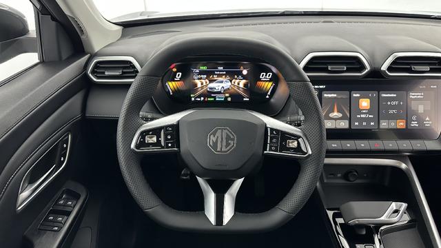 MG ZS Luxury 