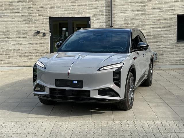 Hongqi EHS7 - 4WD Performance