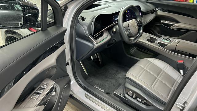 Hongqi EHS7 4WD Performance 