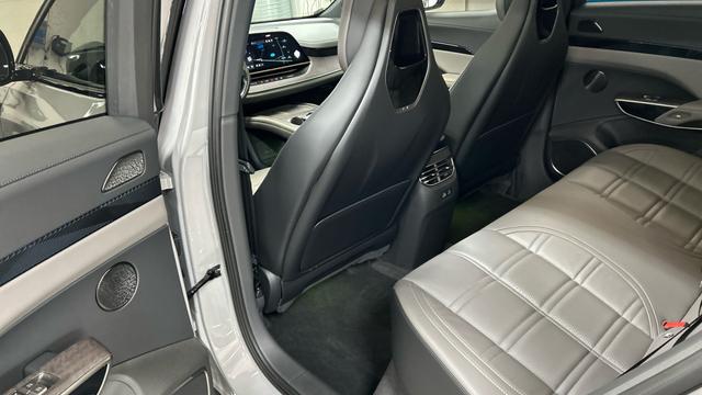 Hongqi EHS7 4WD Performance 