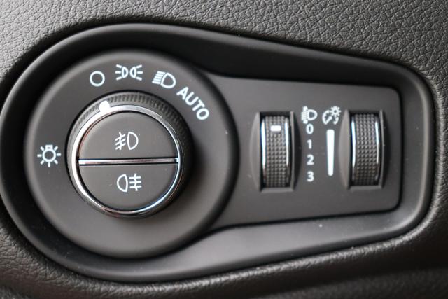 Jeep Renegade 1,3 T4 4Xe At6 