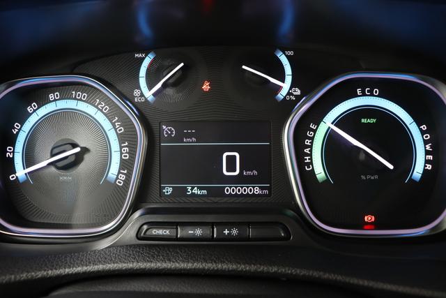 Peugeot e-Expert Fahrgestell 50 kWh 136 hp 
