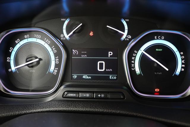 Peugeot e-Expert Fahrgestell 50 kWh 136 hp 