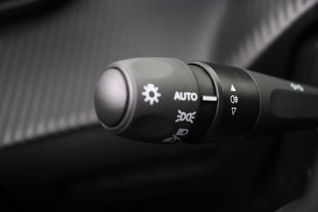 Peugeot e-2008 GT Electric 54 kWh 156 hp 