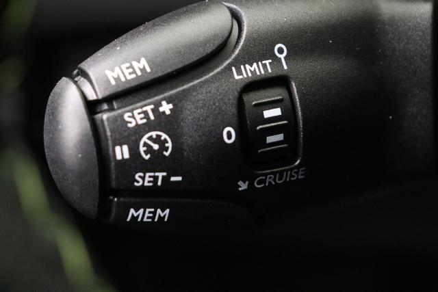 Peugeot e-2008 GT Electric 54 kWh 156 hp 