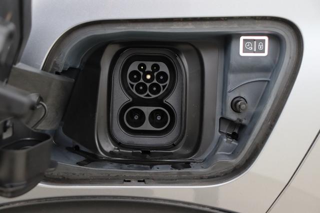 Peugeot e-2008 GT Electric 54 kWh 156 hp 