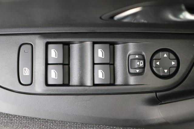 Peugeot 2008 Style Hybrid 145 e-DSC6 