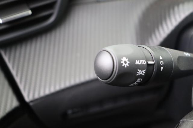 Peugeot 2008 Style Hybrid 145 e-DSC6 