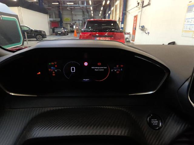 Peugeot 2008 Allure 1.2L (1199cc) Gasoline 100 hp S&S, 6-speed manual 