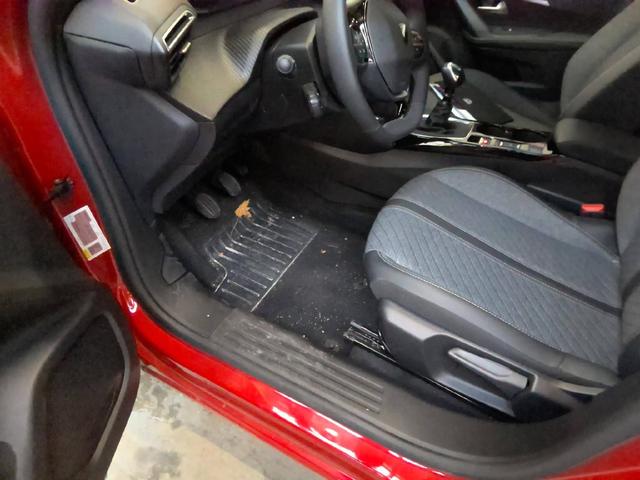 Peugeot 2008 Allure 1.2L (1199cc) Gasoline 100 hp S&S, 6-speed manual 