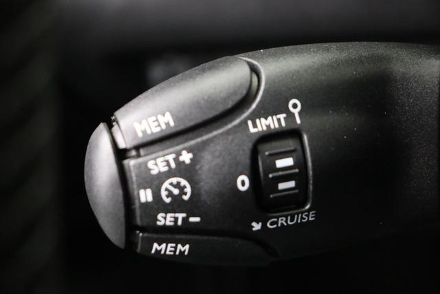 Peugeot 2008 Allure Hybrid 145 hp e-DSC6 