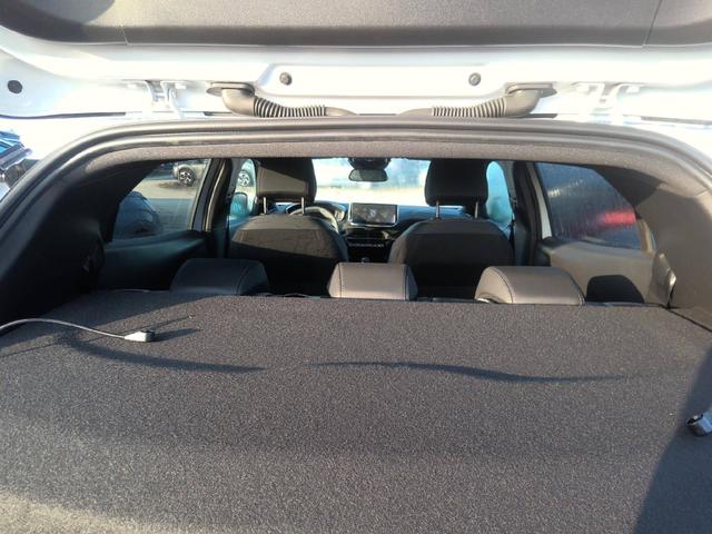 Peugeot 2008 Allure 1.2L (1199cc) Gasoline 100hp S&S, 6-speed manual 