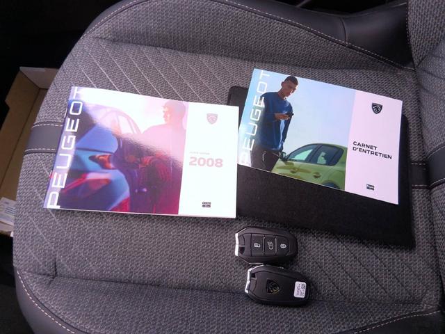 Peugeot 2008 Allure 1.2L 100hp S&S (6-speed manual) 