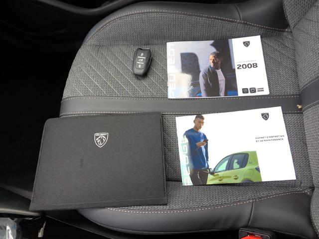 Peugeot 2008 Allure 1.2L 3-cylinder Gasoline 100hp S&S (6-speed manual) 